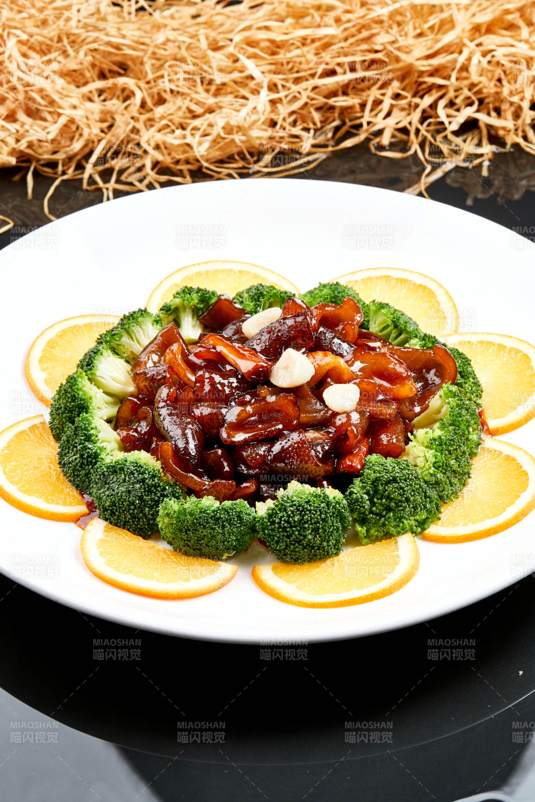 白色瓷盘装的酱爆海参图片