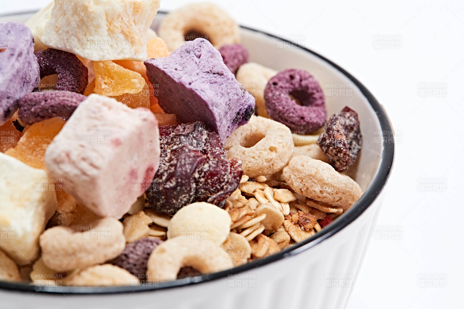 美味健康的营养早餐坚果混合烤燕麦图片