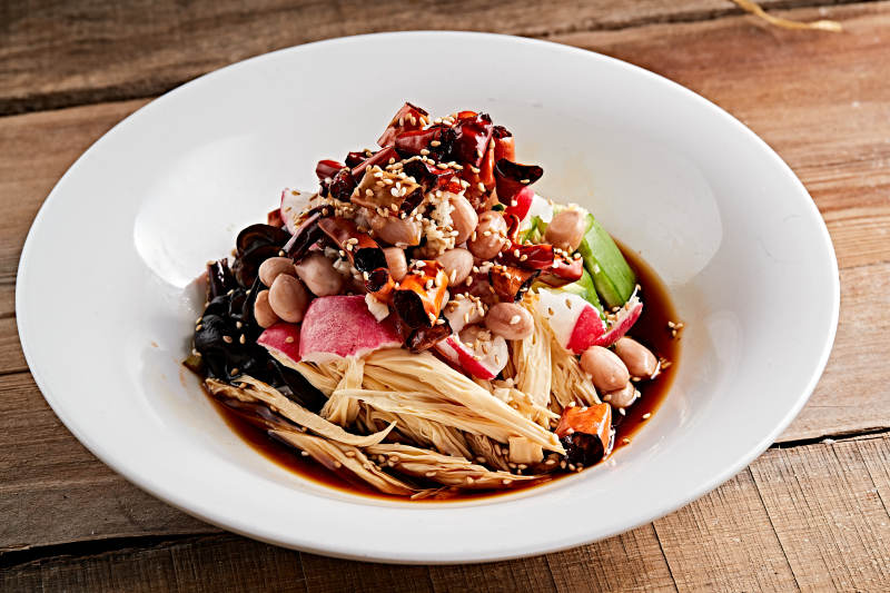 白色瓷盘装的捞汁果仁木耳黄瓜拌腐竹图片