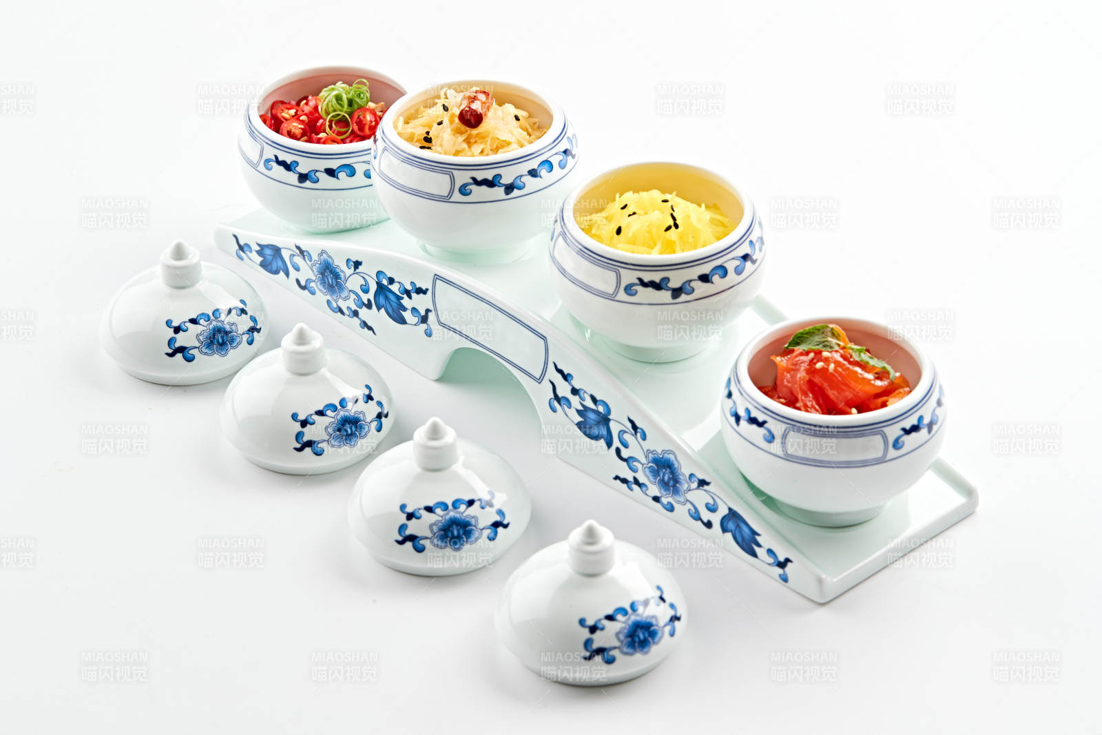 青花瓷餐具套装的农家四缸佐餐菜图片