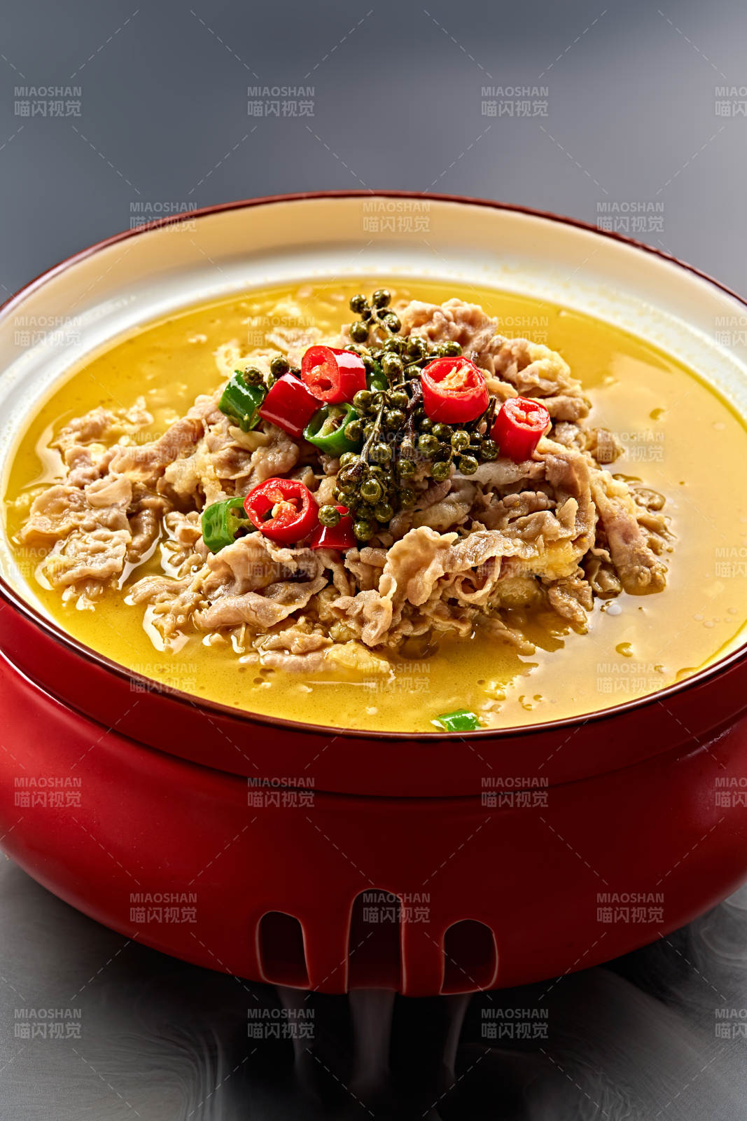 精美餐具装的藤椒鲜辣酸汤羊肉图片