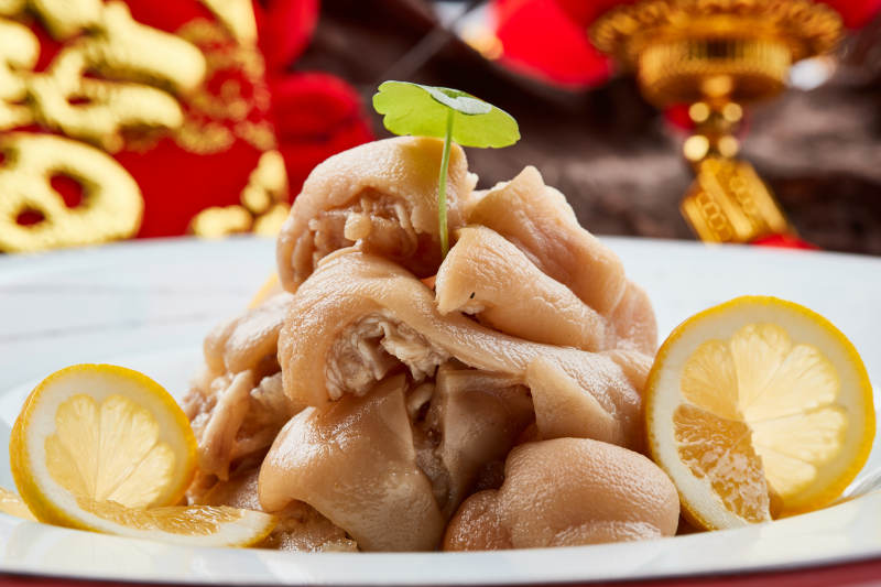 白色瓷盘装的的凉拌猪脚图片