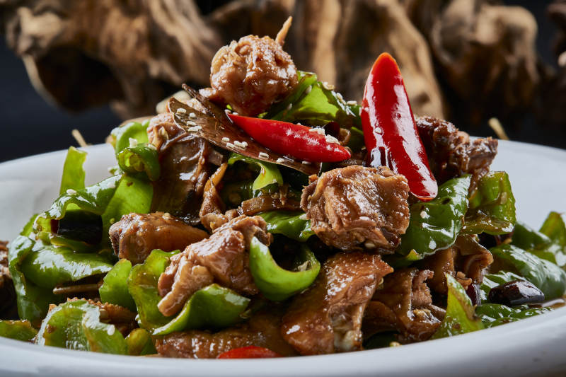 白色瓷盘装的川香辣子鸡图片