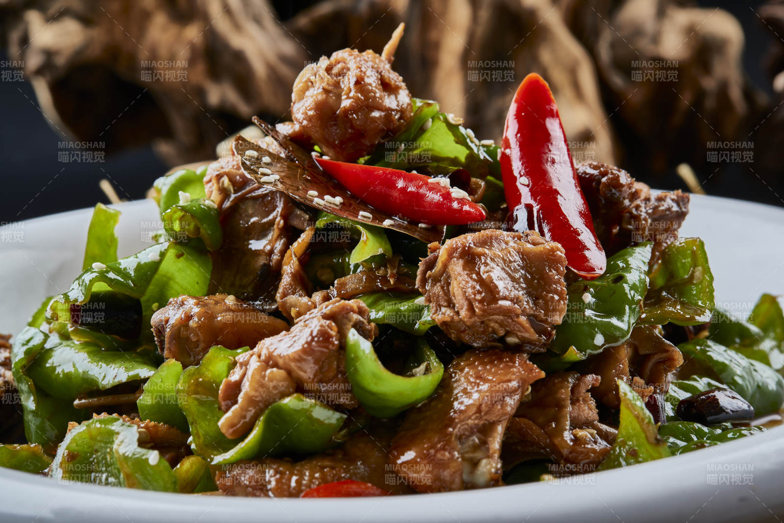 白色瓷盘装的川香辣子鸡图片