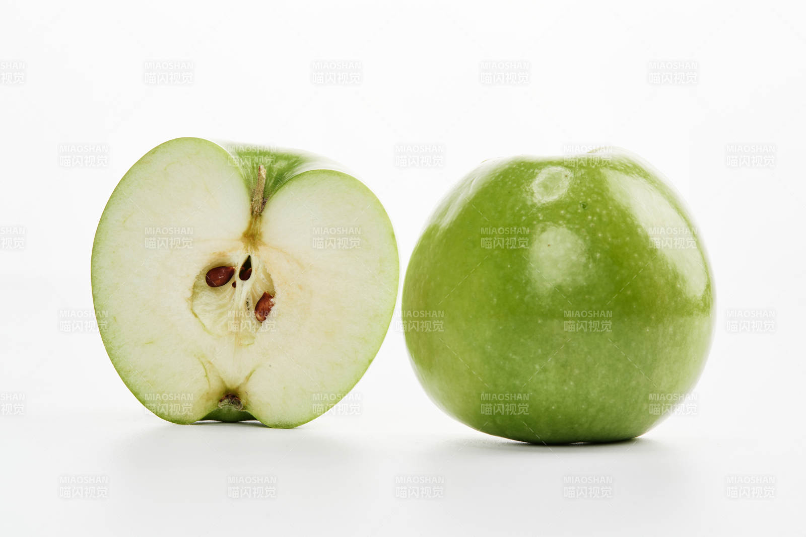 白色背景上摆放的新鲜苹果图片