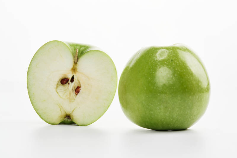 白色背景上摆放的新鲜苹果图片