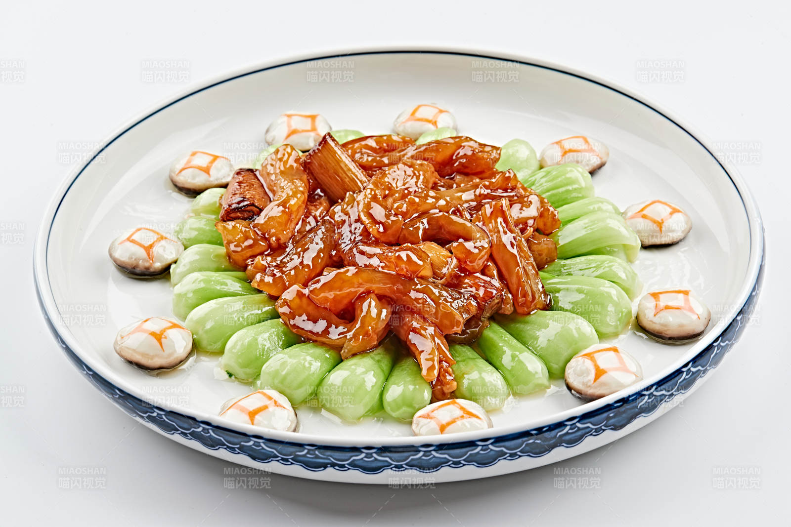 白色青花瓷盘装的王府烧蹄筋图片