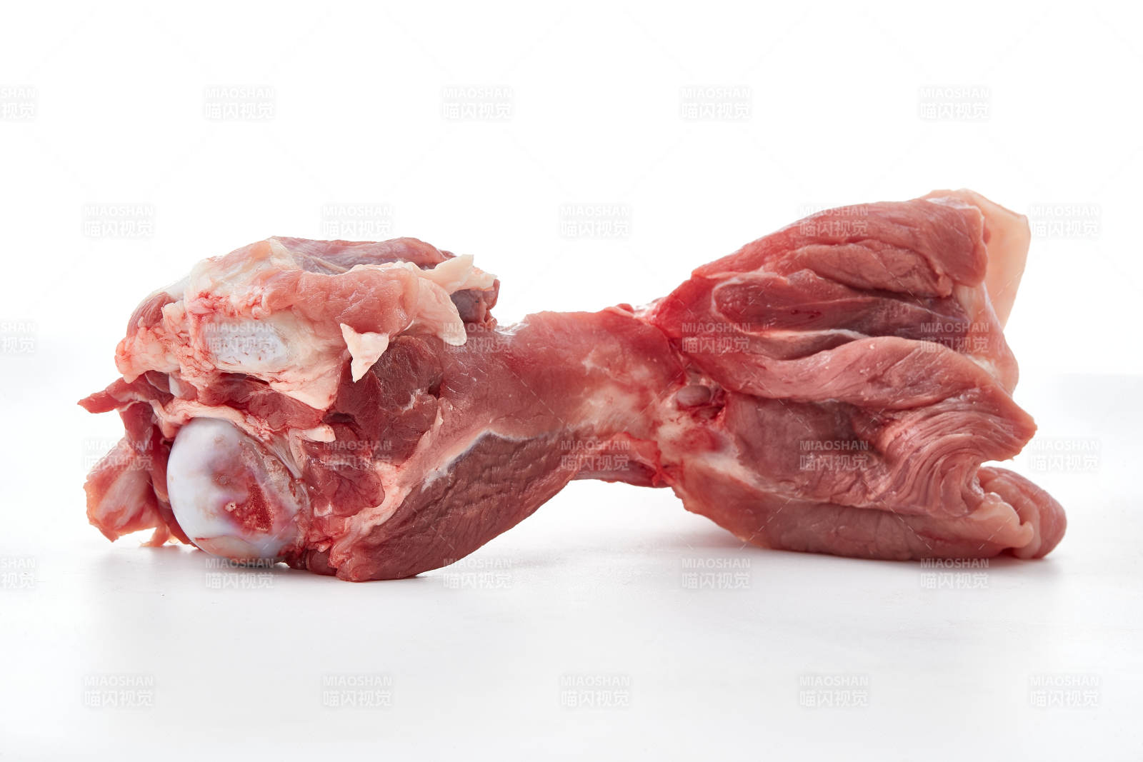 白色背景下的生鲜猪棒骨图片