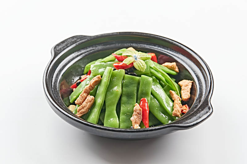 黑色砂锅装的香锅猪五花大刀豆豆角图片