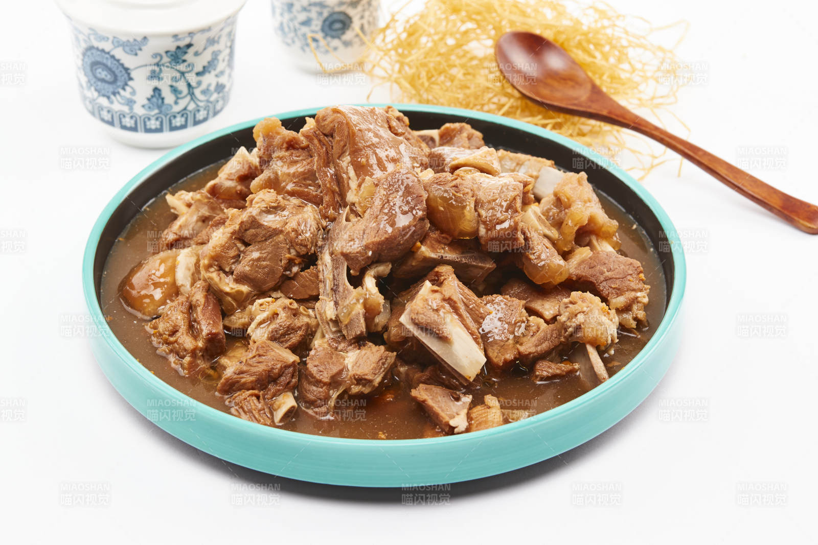 家常酱炖牛筋头巴脑图片