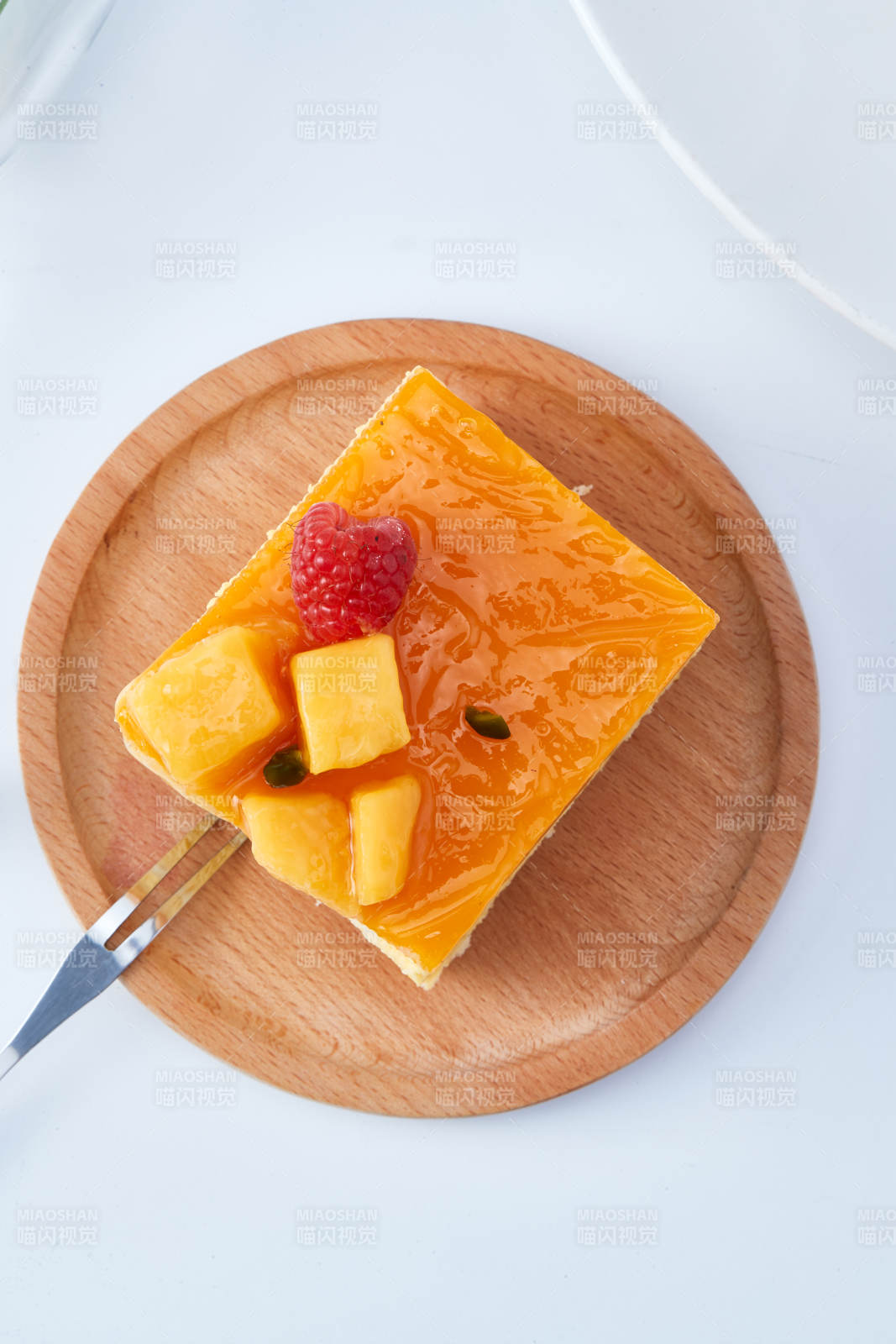 树莓芒果鲜奶慕斯蛋糕图片