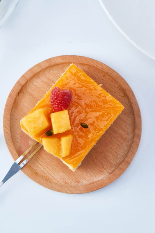 树莓芒果鲜奶慕斯蛋糕图片