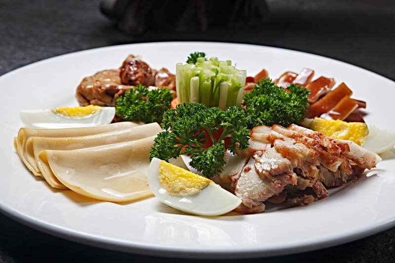 白色瓷盘装的卤味拼盘图片