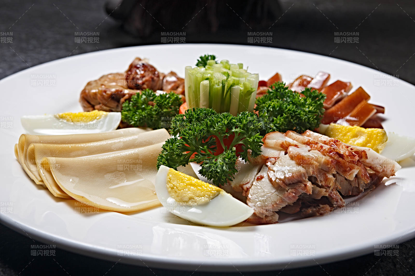 白色瓷盘装的卤味拼盘图片