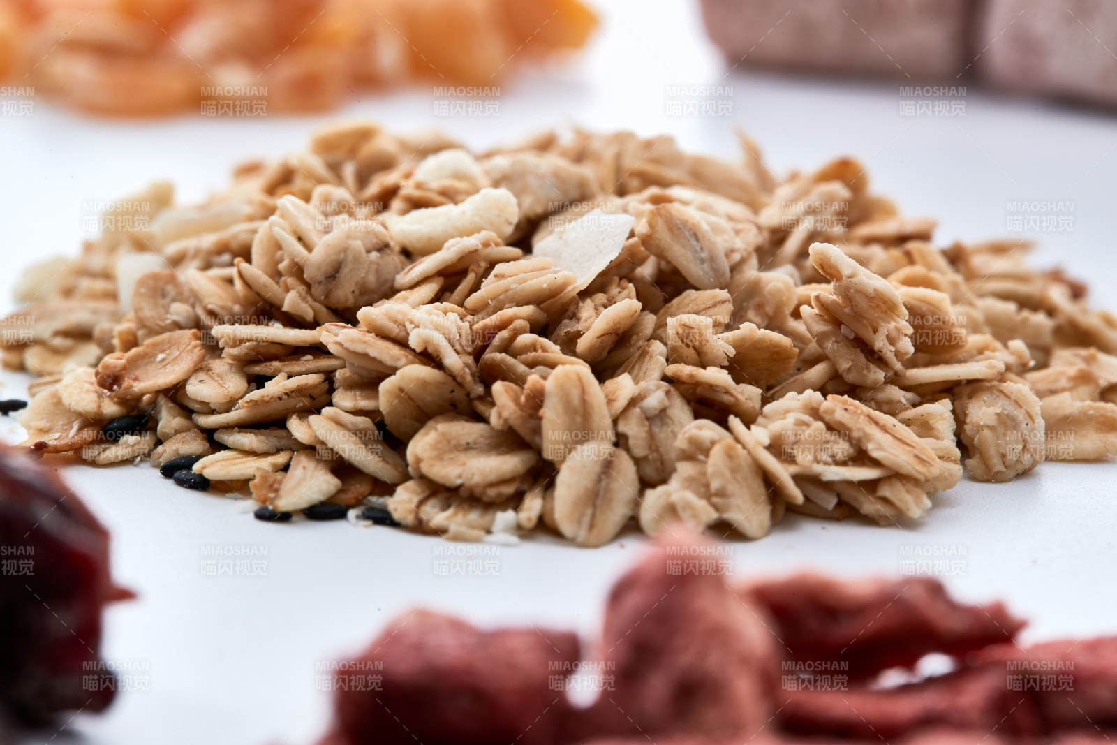 美味健康的营养早餐坚果混合烤燕麦图片