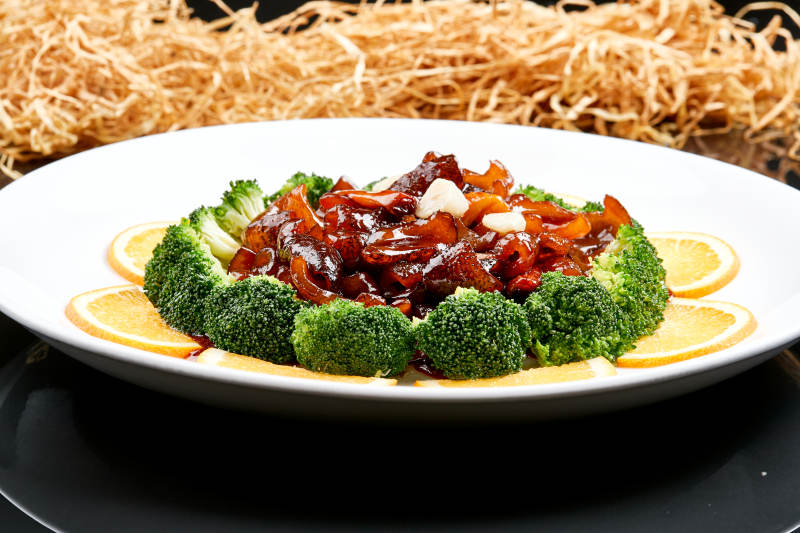 白色瓷盘装的酱爆海参图片