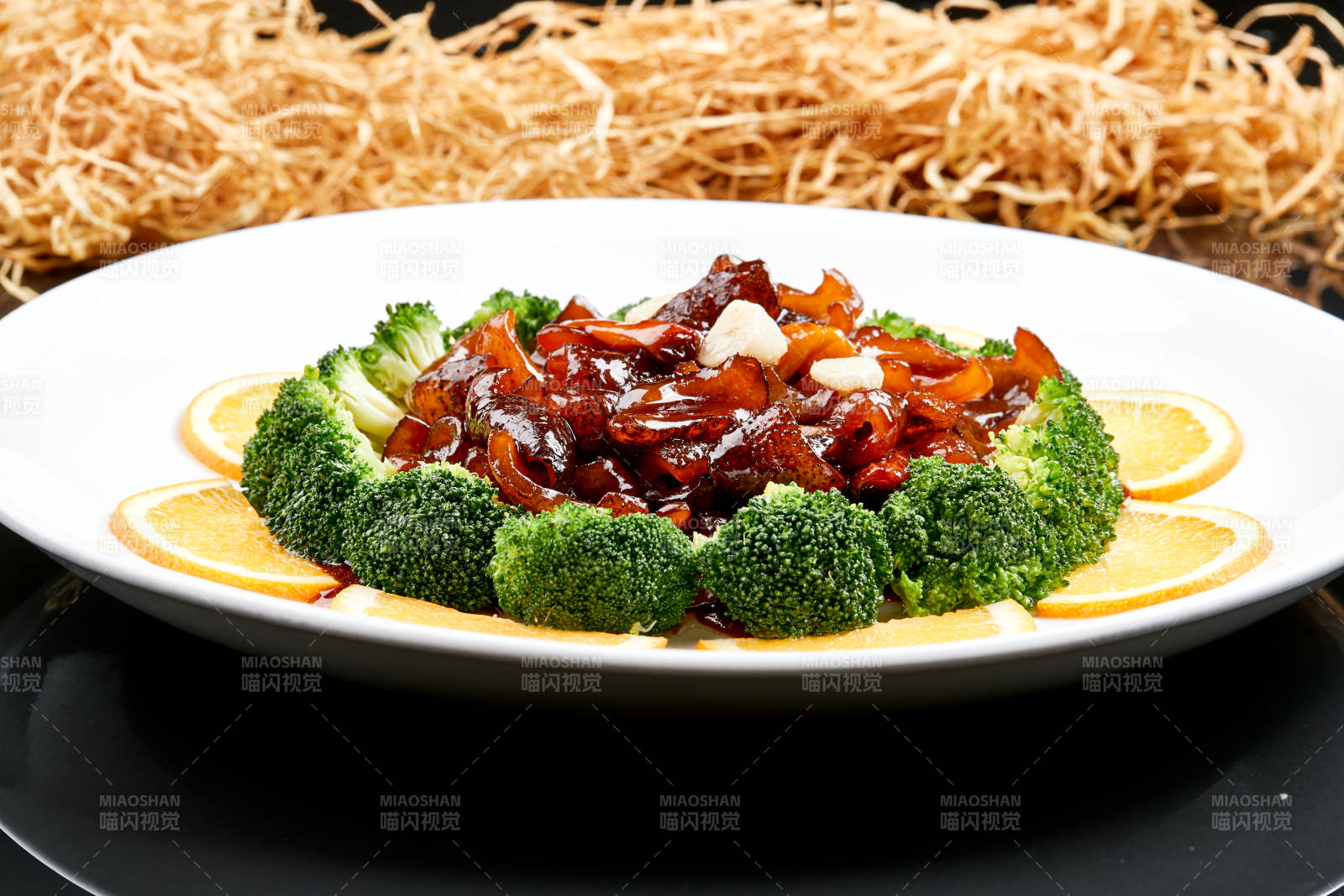 白色瓷盘装的酱爆海参图片