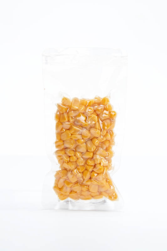 白色背景上的甜玉米粒图片