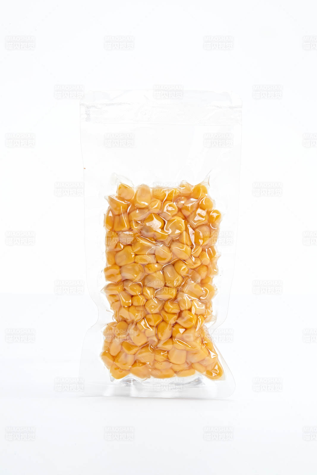 白色背景上的甜玉米粒图片