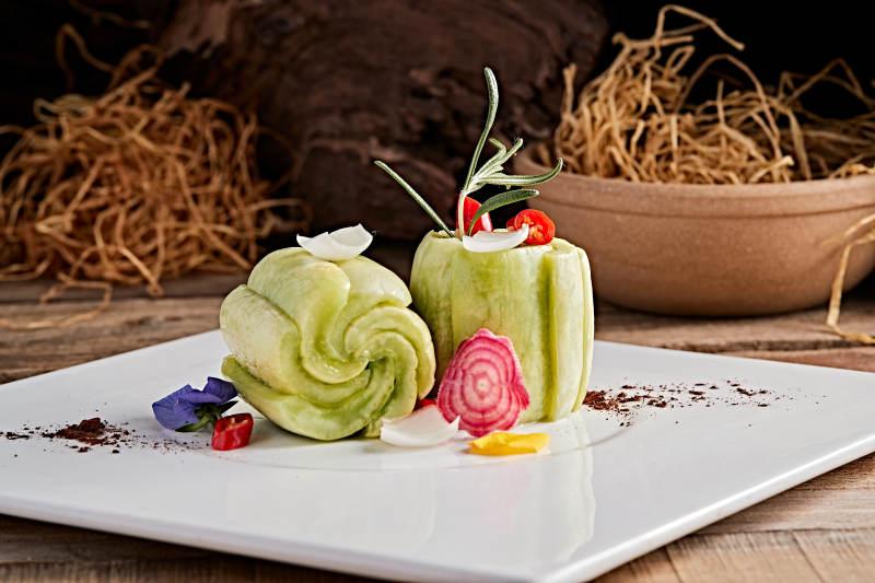 白色瓷盘装的腌渍玉女瓜图片