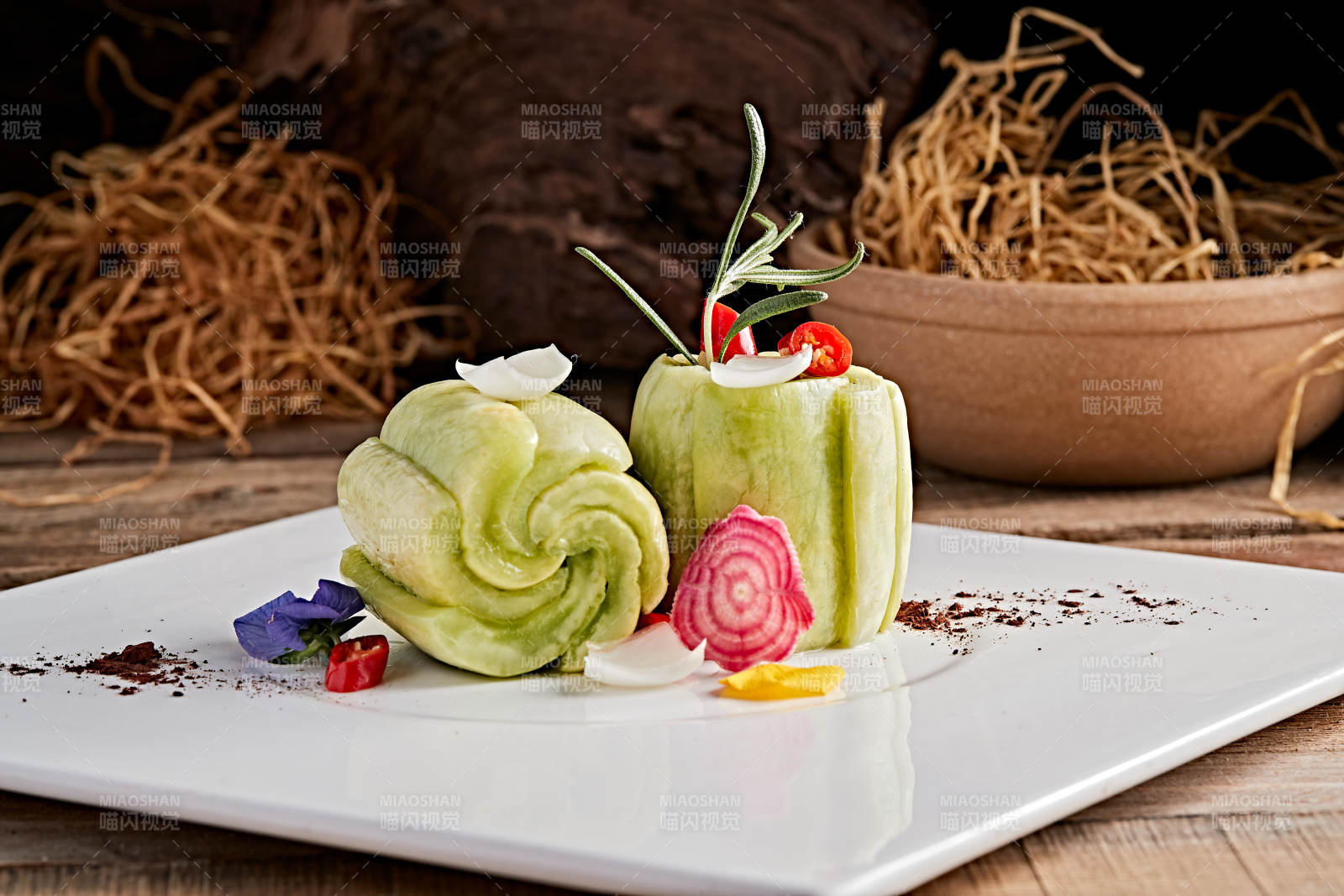 白色瓷盘装的腌渍玉女瓜图片