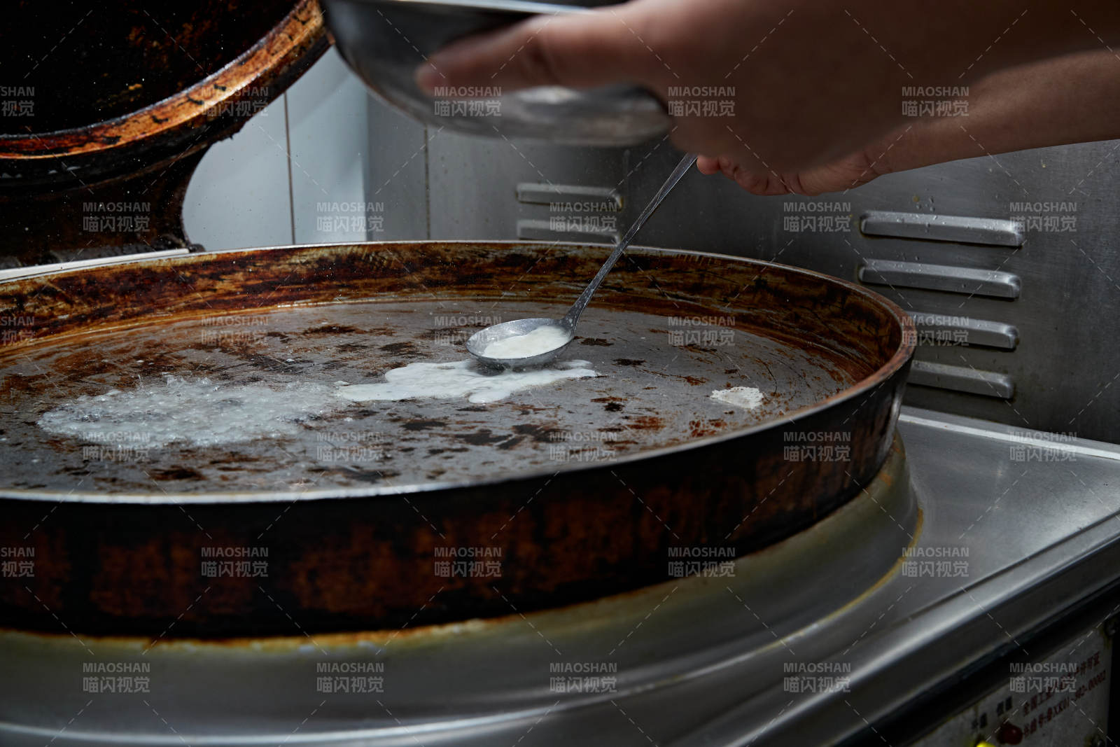 人与食物紧张忙碌的中餐厨房图片