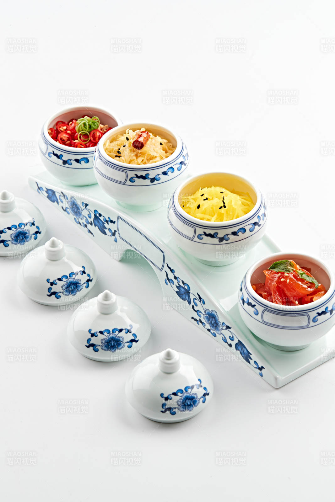 青花瓷餐具套装的农家四缸佐餐菜图片