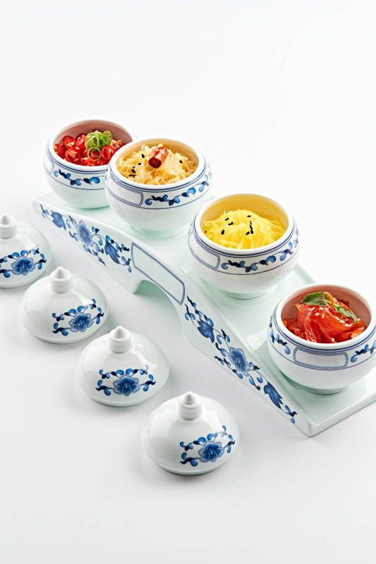 青花瓷餐具套装的农家四缸佐餐菜图片