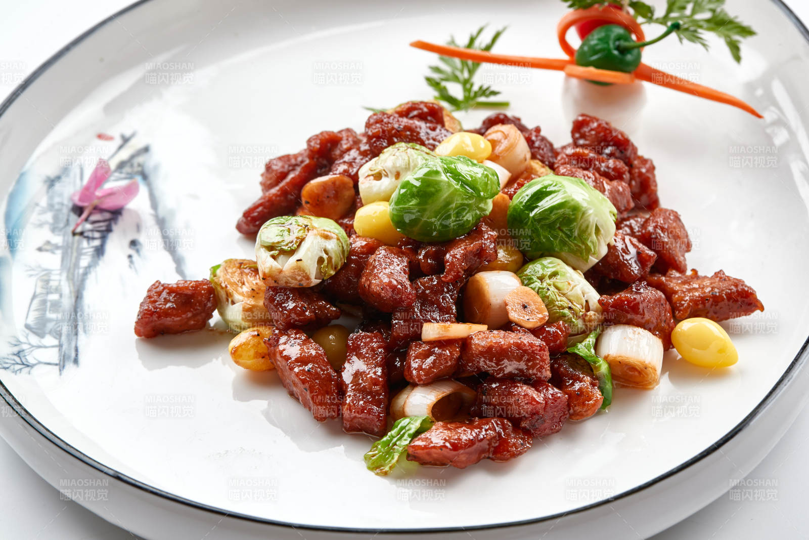 白色瓷盘装的酱爆银杏小甘蓝黑胡椒牛仔粒图片