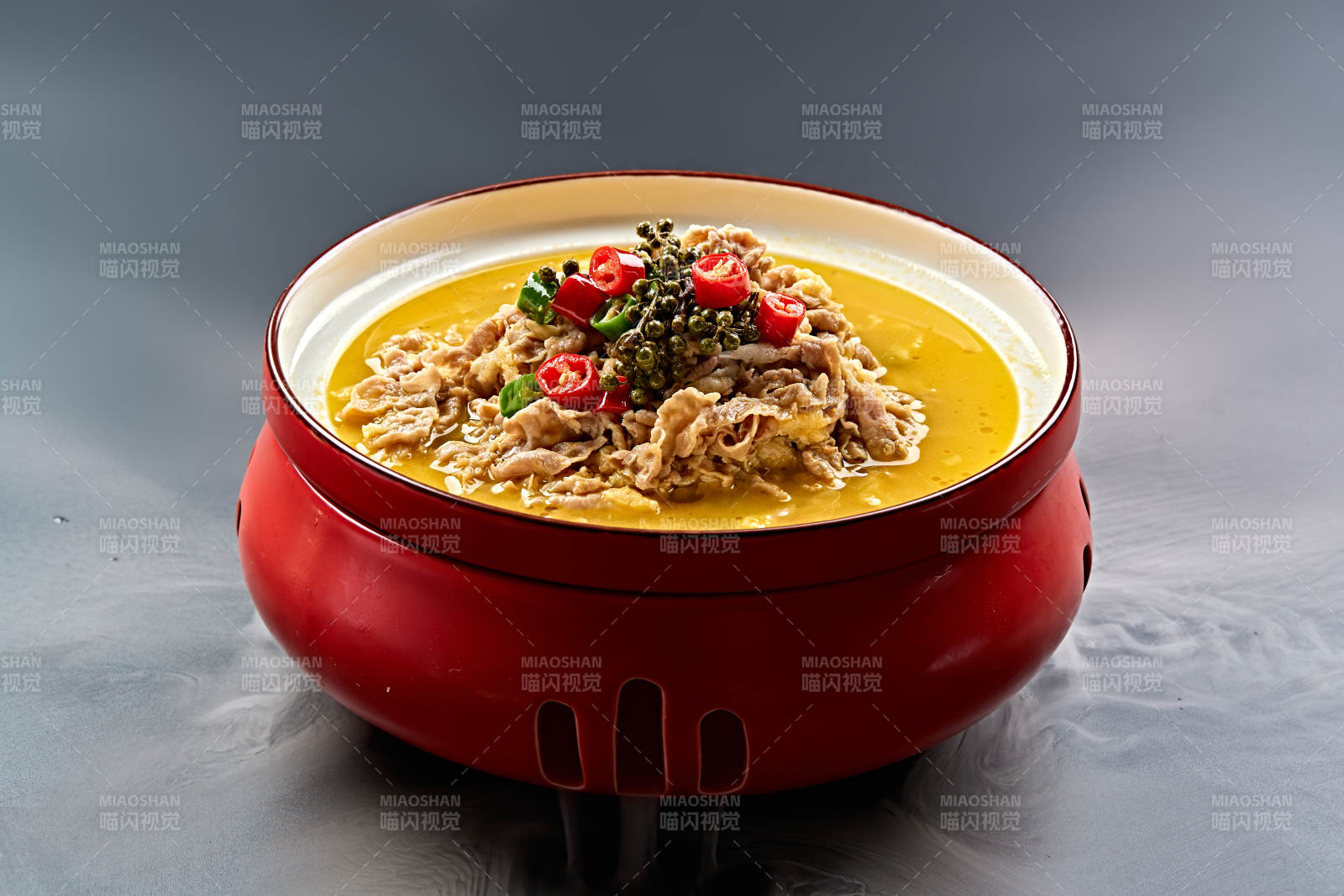 精美餐具装的藤椒鲜辣酸汤羊肉图片