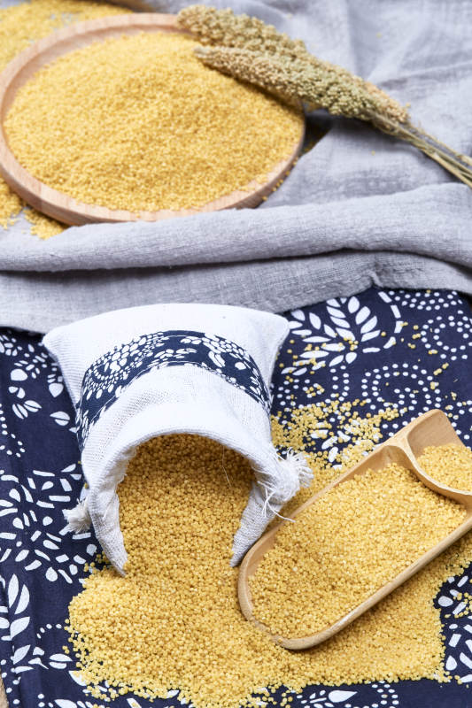 质量上乘的金黄小米粟米图片