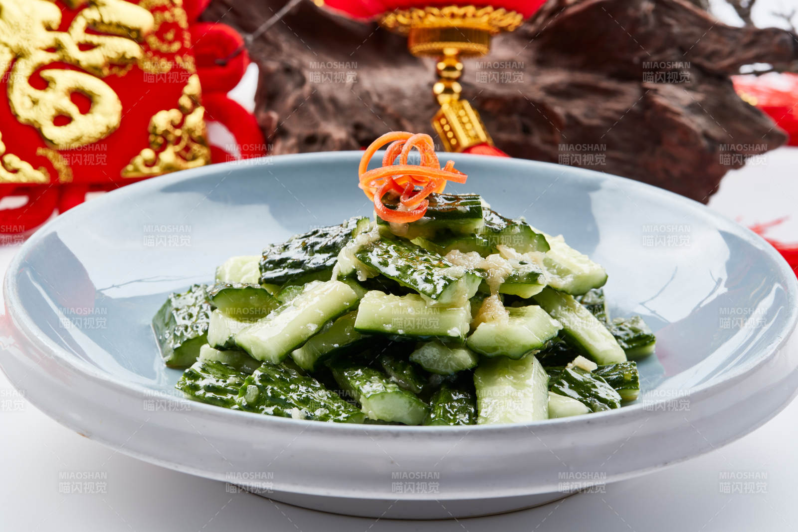 青色瓷盘装的冰镇美味拍黄瓜图片