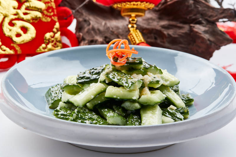 青色瓷盘装的冰镇美味拍黄瓜图片