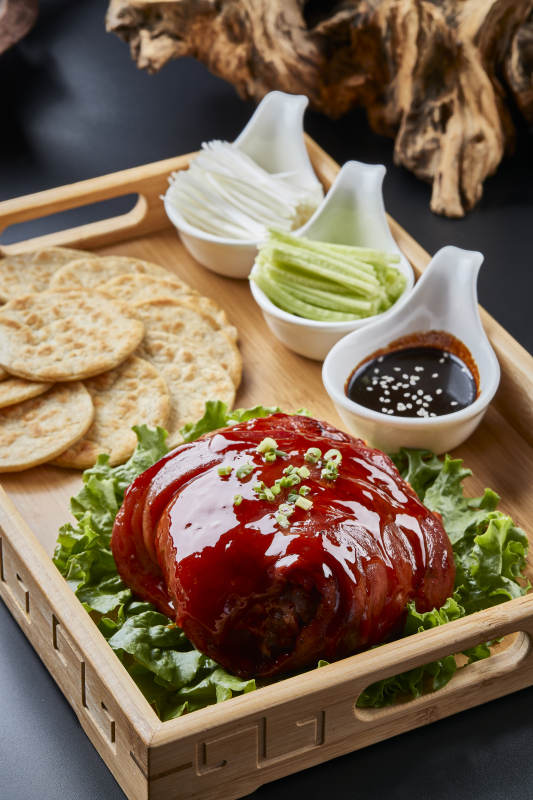 木质餐具装的杂粮饼时蔬配红烧肘子图片