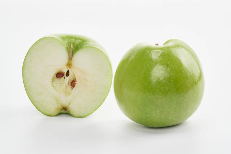 白色背景上摆放的新鲜苹果图片