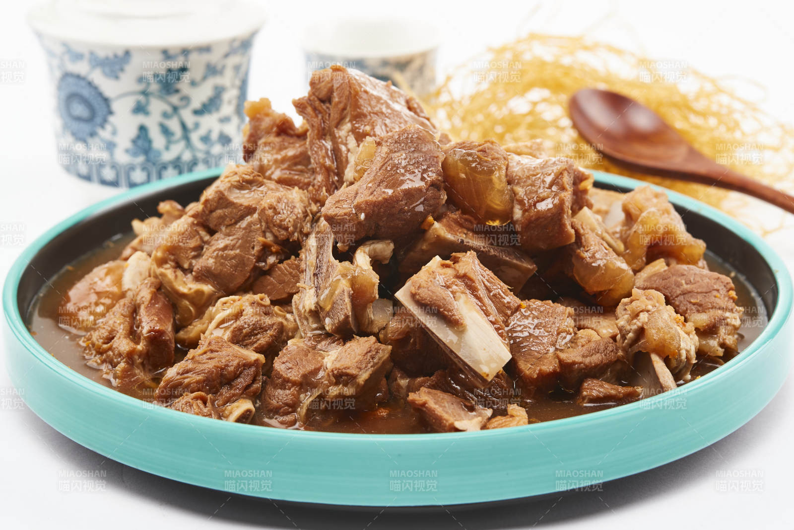 家常酱炖牛筋头巴脑图片