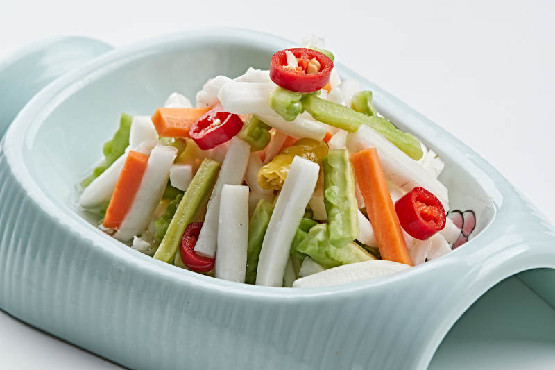 精美餐具装的香辣糖醋小时蔬图片