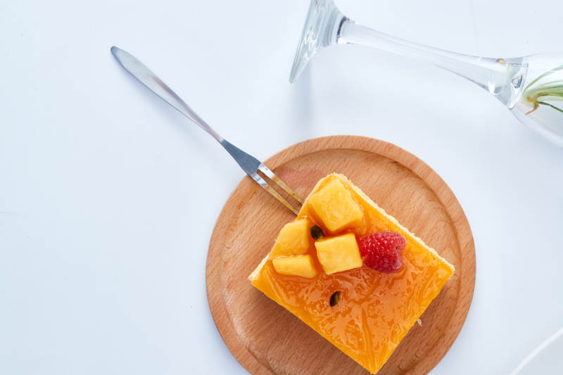 树莓芒果鲜奶慕斯蛋糕图片