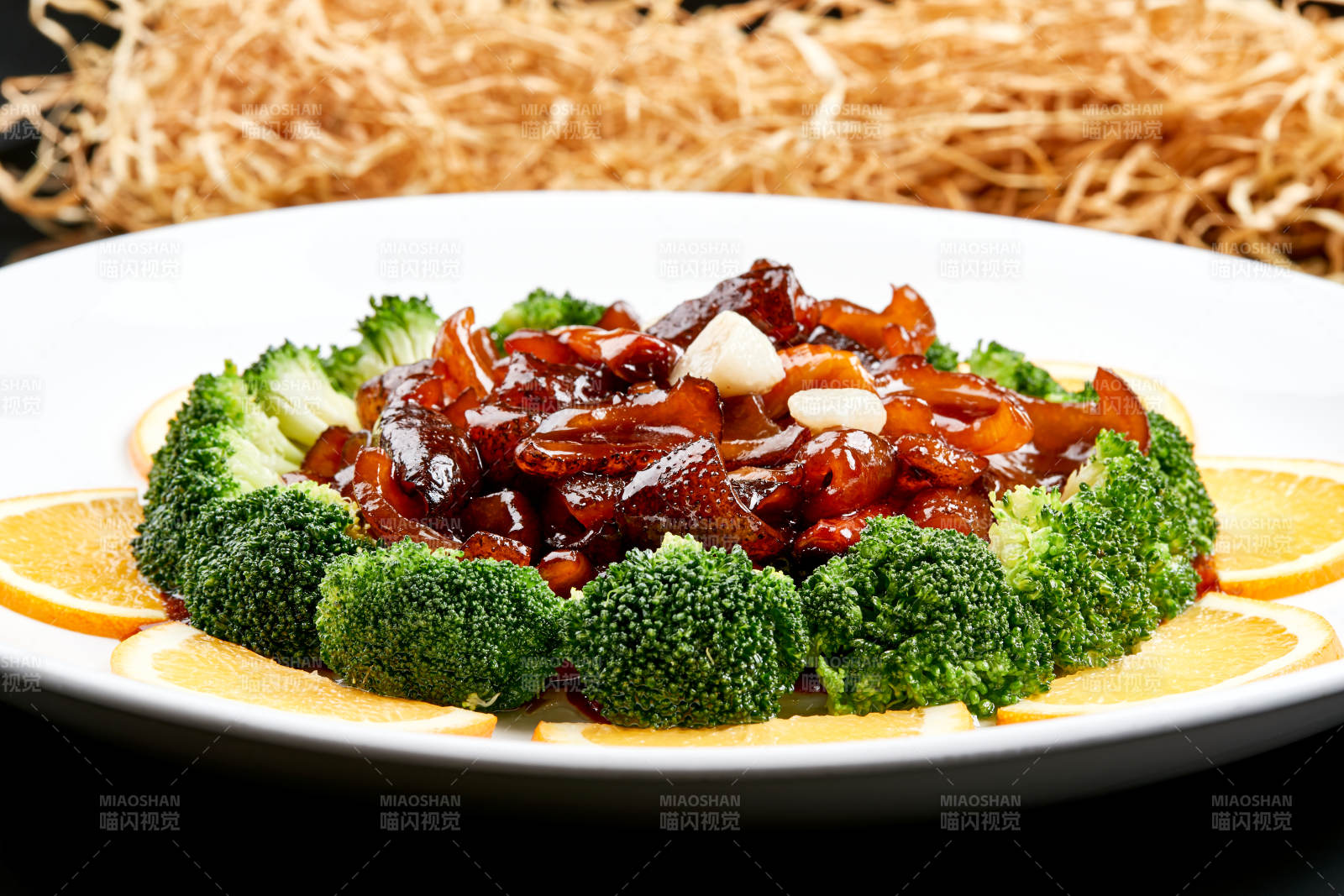 白色瓷盘装的酱爆海参图片