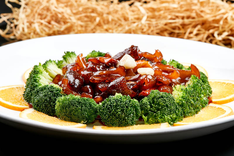 白色瓷盘装的酱爆海参图片