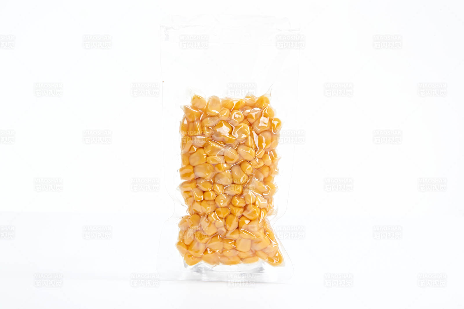 白色背景上的甜玉米粒图片