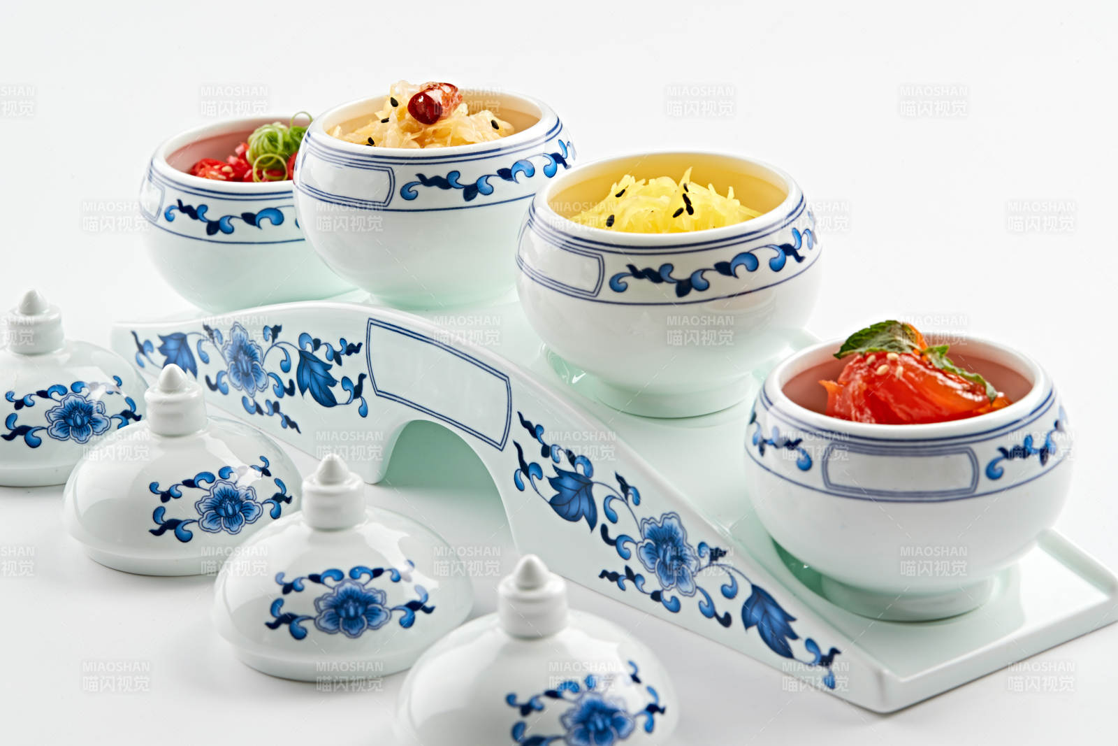 青花瓷餐具套装的农家四缸佐餐菜图片