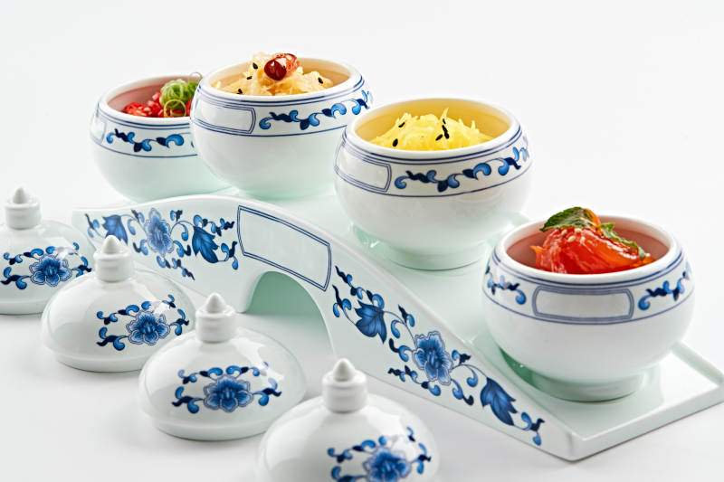 青花瓷餐具套装的农家四缸佐餐菜图片