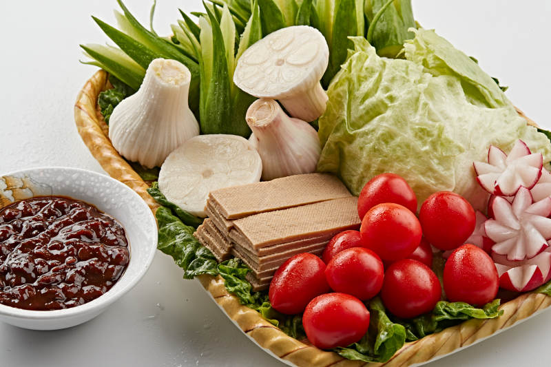 竹制餐具装的农建田园时蔬熏豆干图片