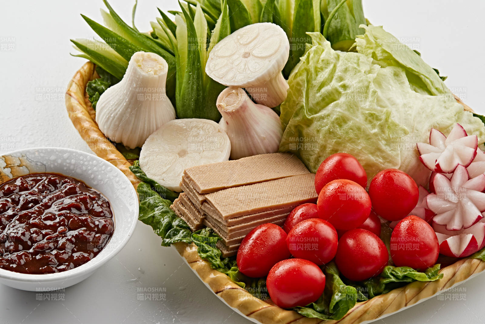 竹制餐具装的农建田园时蔬熏豆干图片