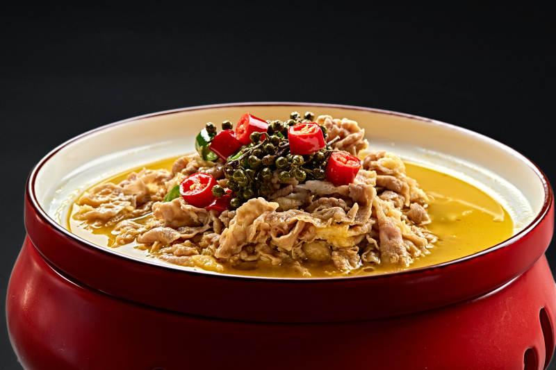 精美餐具装的藤椒鲜辣酸汤羊肉图片