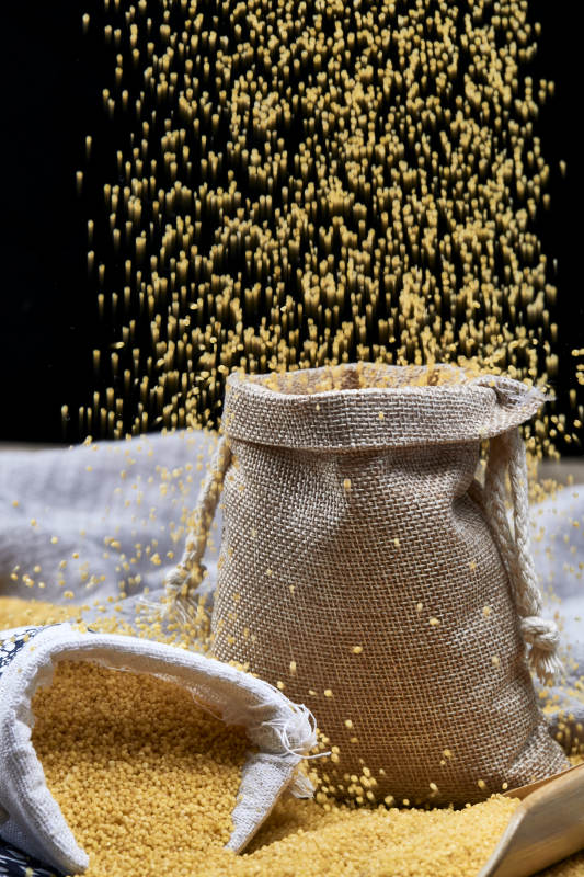 质量上乘的金黄小米粟米图片