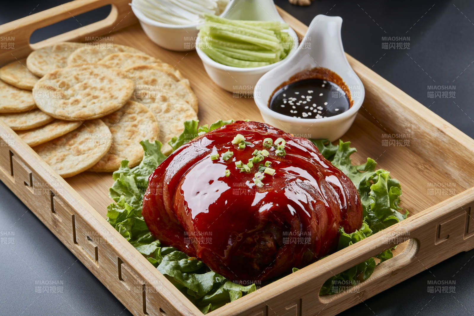 木质餐具装的杂粮饼时蔬配红烧肘子图片