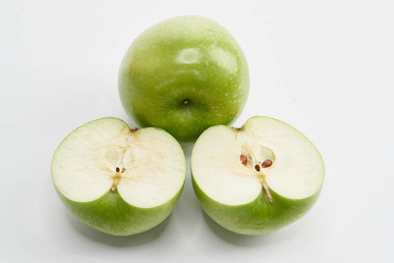 白色背景上摆放的新鲜苹果图片