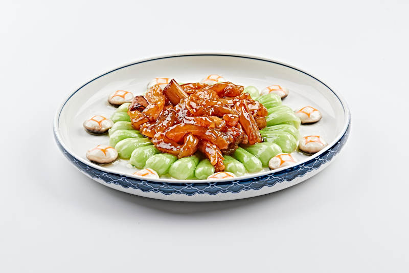 白色青花瓷盘装的王府烧蹄筋图片